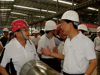 原湖南省省委常委、常務(wù)副省長于來山視察生產(chǎn)車間時與彭琪董事長親切交談